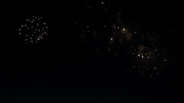 기념일 행복 컬러 백그라운드 하늘 불 추상 휴가 불꽃 새로움 기념 폭죽 불꽃놀이 이벤트 사람없음 장식 빨간색 빛 컬러풀 노란색 파티 검은색 축제 어둠 흰색 축하 생일 4 황금 야간 저녁 폭발 12월 연도 쇼 7월 독립 4K MOV 해외동영상 클립영상 자연요소 감정 컨셉 무늬 놀이 숫자 날짜 동영상 파일형식