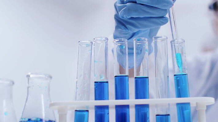 여자 산업 과학 유리 탁자 건강 실험 사람없음 파란색 거품 장비 액체 실험실 연기 천 과학자 플라스크 분석 비커 유리그릇 튜브 공식 원뿔 반응 방법 화학물질 화학자 4K 유체 MOV 해외동영상 클립영상 도형 직업 그릇 컬러 가구 컨셉 재질 실험기구 사람 직물 화학 동영상 학자 파일형식