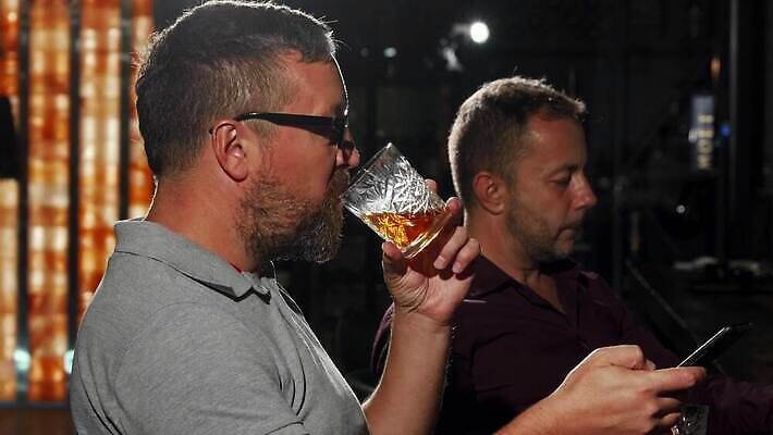 행복 음료 비즈니스 성공 모바일 휴식 수염 두명 스마트폰 독서 식당 얼음 알코올 바 비즈니스맨 메시지 뉴스 연결 긍정 온라인 위스키 코냑 유흥 4K MOV 해외동영상 클립영상 자연요소 남자 감정 컨셉 주류 사람 핸드폰 스마트기기 상점 와인 직장인 동영상 파일형식