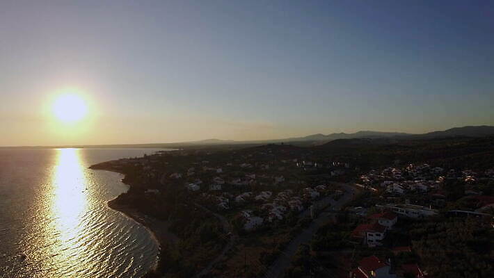 도로 길 바다 자동차 주택 안테나 풍경 해변 사람없음 초록색 물 여름 빛 도시풍경 햇빛 태양 반사 일몰 황금 지중해 빌라 그리스 시골집 타운 스카이라인 항공촬영 드론 수평선 4K MOV 해외동영상 클립영상 자연요소 계절 유럽 육상교통 뷰포인트 컬러 통신 교통시설 건물 노을 도시 동영상 파일형식