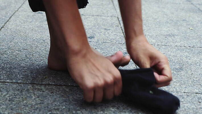 여자 로우앵글 운동화 신발 맨발 청소년 양말 거리 한명 도시 보행로 닫기 바쁨 발가락 재촉 양발 성인여자만 혼혈 4K 틸트업 MOV 해외동영상 클립영상 1 길 뷰포인트 컨셉 모션 발 촬영기법 사람 다문화 동영상 여자만 성인만 파일형식