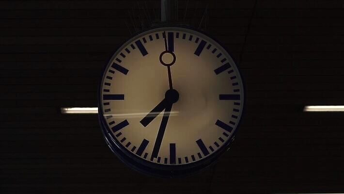 디자인 유럽 시계 백그라운드 컨셉 건축양식 지붕 매달리기 사람없음 건물 어둠 도시 시간 역 야간 저녁 도착 사인 천장 다이얼 긴장 단상 교외 룩셈부르크 분 수도권 옛날 터미널 HD MOV 해외동영상 슬로모션 클립영상 자연요소 건축물 건축 감정 나라 교통시설 모션 촬영기법 지역 동영상 서유럽 파일형식