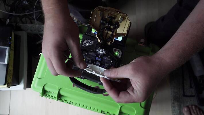 공공시설 컬러 인터넷 비즈니스 통신 부분 유리 사람없음 파란색 빛 컴퓨터 디지털 자료 장비 정보 네트워크 센터 콘센트 플러그 코드 전기에너지 연결 접속 서비스 속도 퓨전 철사 섬유 스위치 마디 랜 서버 하드웨어 광학 네트워킹 4K MP4 해외동영상 클립영상 재질 전자제품 에너지 직물 시설 동영상 파일형식