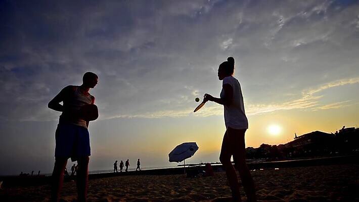 라이프스타일 커플 여자 어린이 모래 스포츠 청소년 레저 소년 사람없음 야외 선글라스 기쁨 테니스 흰색 라켓 황금 선탠 날씬함 근육질 동성애자 수평선 MOV 해외동영상 클립영상 남자 감정 안경 스포츠용품 컬러 관계 근육 사람 생활 구기 몸매 동영상 파일형식 성소수자
