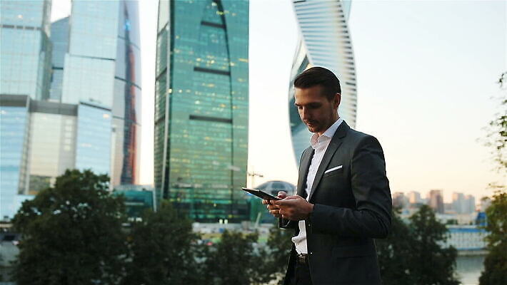 백인 직업 라이프스타일 외관 남자 인터넷 비즈니스 사업가 텍스트 성공 모바일 설계 기술 한명 야외 금융 스마트폰 핸드폰 컴퓨터 사무실 알약 디지털 고층빌딩 정보 도시 업무 비즈니스맨 자신감 네트워크 메시지 연결 스마트 허리 온라인 변호사 소셜미디어 네트워킹 MOV 해외동영상 클립영상 서양인 1 감정 컨셉 사람 빌딩 생활 신체부위 경제 전자제품 스마트기기 약 작업 직장인 동영상 파일형식