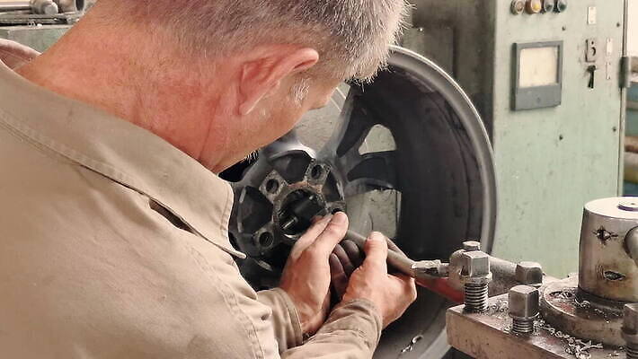 식물 직업 산업 중년 공장 노동자 실내 한명 상점 금속 장비 과학기술 도구 스패너 반지 업무 바퀴 센터 가장자리 제조 상품 균형 회전 타이어 슛 되감기 옛날 철강 MOV 해외동영상 클립영상 1 장신구 공업 재질 기술 사람 성인 내부 공구 작업 둘레 동영상 파일형식