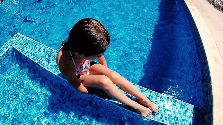 라이프스타일 여자 수영복 행복 얼굴 어린이 백그라운드 가족 놀이 휴가 휴식 건강 사람 사람없음 야외 물 비키니 태양 맑음 수영 기쁨 당구 휴양지 4K MP4 해외동영상 클립영상 자연요소 옷 감정 컨셉 관계 날씨 생활 신체부위 구기 장소 수상스포츠 동영상 파일형식