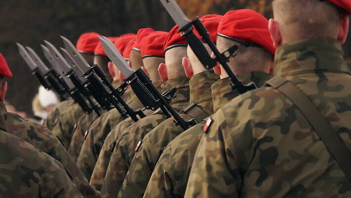 무기 유니폼 경비 사람 사람없음 야외 빨간색 군인 총 축하 의식 군용 육군 베레모 애국심 명예 특공대 4K MOV 해외동영상 클립영상 직업 모자_잡화 옷 컬러 컨셉 군대 안전 보호 동영상 국군 특수부대 파일형식