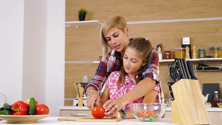 백인 라이프스타일 여자 딸 행복 어린이 토마토 채소 가족 탁자 엄마 오이 주택 함께함 실내 건강 요리 미소 사람 성인 주방 식사 저녁식사 샐러드 육아 신선 칼 달콤 자르기 준비 만들기 점심식사 채식주의자 4K MOV 해외동영상 클립영상 서양인 감정 음식 가구 컨셉 관계 모션 표정 내부 건물 생활 맛 채식 동영상 파일형식