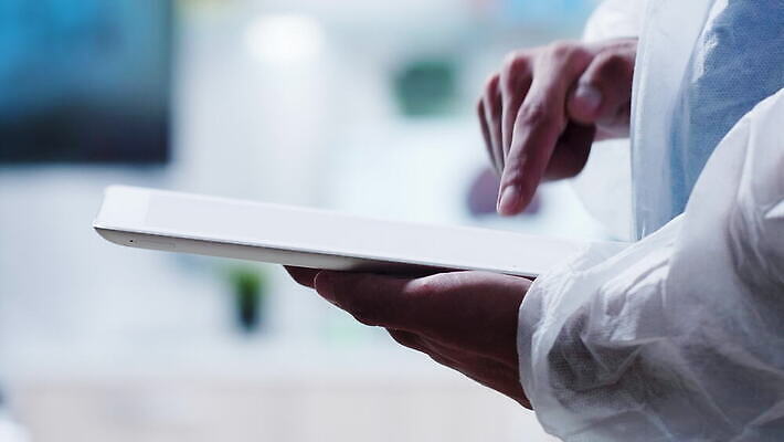 직업 남자 장갑 유니폼 실내 성인 사람없음 컴퓨터 태블릿 알약 약 스크린 장비 코트 타이핑 업무 실험실 닫기 질병 무선전화기 과학자 하이테크 튜브 온라인 패드 터치스크린 화학자 4K MOV 해외동영상 클립영상 잡화 옷 과학 의학 모션 기술 실험 사람 내부 전자제품 스마트기기 외투 작업 전화기 동영상 학자 파일형식