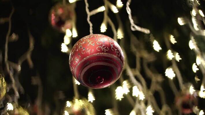 라이프스타일 계절 행복 백그라운드 크리스마스장식 크리스마스 겨울 패턴 공 휴가 휴식 새해 실내 매달리기 사람없음 장식 초록색 빛 인테리어 크리스마스트리 파티 축제 기쁨 축하 12월 되감기 4K MOV 해외동영상 클립영상 디자인 기념일 감정 컬러 컨셉 무늬 모션 이벤트 내부 생활 날짜 동영상 파일형식