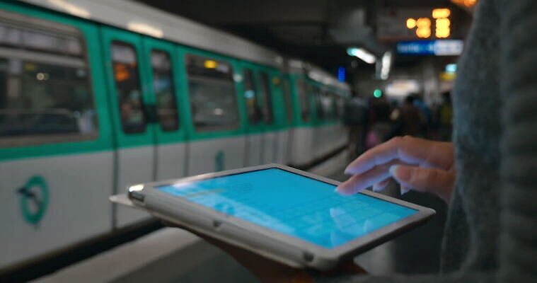 손 성인 사람없음 신체부위 컴퓨터 태블릿 터치패드 알약 디지털 기차 도시 기다림 메시지 이메일 전철 역 무선전화기 출퇴근 승객 지하 온라인 타입 단상 패드 터치스크린 4K MOV 해외동영상 클립영상 육상교통 비즈니스 교통시설 모션 대중교통 사람 전자제품 스마트기기 약 전화기 동영상 파일형식