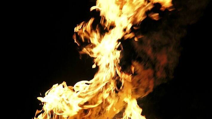 백그라운드 오렌지 모션 자연 벽지 불꽃 따뜻함 사람없음 빨간색 빛 노란색 검은색 힘 에너지 긴급 손전등 뜨거움 고리 더위 야간 위험 모닥불 사건 묘사 벽난로 질감 매움 화재 연료 파열 연소 엘리먼트 점화 지옥 진짜 화상 4K HD MP4 해외동영상 클립영상 자연요소 컬러 컨셉 과일 불 날씨 조명 맛 상처 생태계 동영상 파일형식