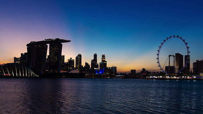 아시아 바다 여행 백그라운드 비즈니스 건축양식 파노라마 동양인 풍경 사람없음 야외 건물 파란색 빛 도시풍경 탑 항구 고층빌딩 황혼 새벽 도시 만 도심 야간 저녁 상업 장면 지역 포트 타운 스카이라인 싱가폴 랜드마크 4K 타임랩스 MOV 해외동영상 클립영상 자연요소 건축물 건축 나라 컬러 교통시설 촬영기법 인종 빌딩 일몰 동영상 파일형식