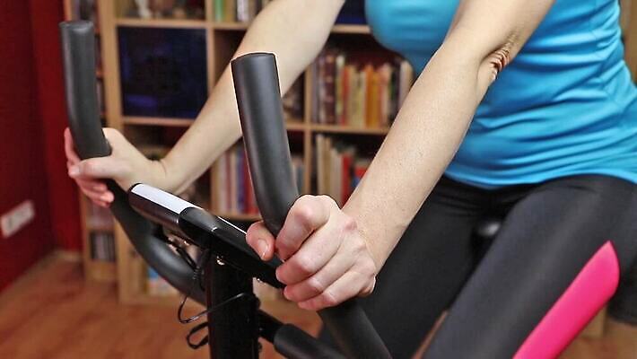 라이프스타일 여자 스포츠 중년 백그라운드 이동 신체 실내 건강 한명 사람 파란색 운동 자전거 기계 장비 연습 체육관 순환 사이클링 돌리기 바이킹 MOV 해외동영상 클립영상 1 컬러 컨셉 모션 성인 내부 생활 바이크 육상스포츠 동영상 파일형식