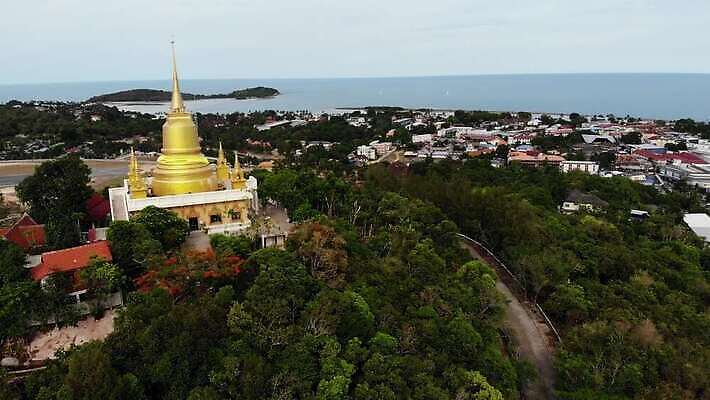 전통 디자인 아시아 종교 문화 선 여행 백그라운드 불교 건축양식 태국 자연 산 동양인 사람없음 야외 건물 초록색 컬러풀 햇빛 성당 교회 탑 정원 사찰 역사 클래식 숲 언덕 수도원 기념물 드론 랜드마크 숭배 옛날 4K MP4 해외동영상 클립영상 건축물 건축 나라 컬러 컨셉 종교건축 인종 태양 생태계 동영상 파일형식