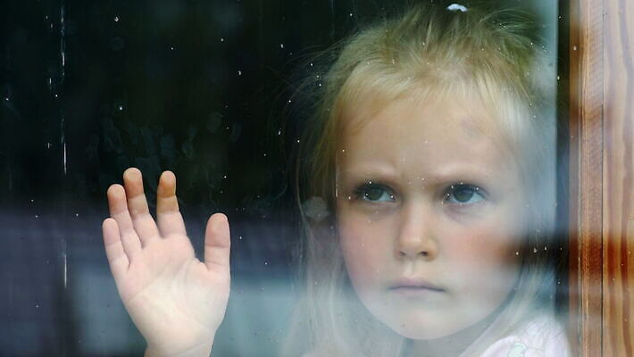 백인 감정 얼굴 어린이 백그라운드 창문 유리 스트레스 피곤 한명 사람 앉기 반사 외침 고통 슬픔 가을 좌절 고독 충돌 버리기 배고픔 긴장 소셜 우울감 우울증 혼자 4K MOV 해외동영상 클립영상 서양인 1 계절 컨셉 모션 재질 신체부위 소리 질병 동영상 파일형식