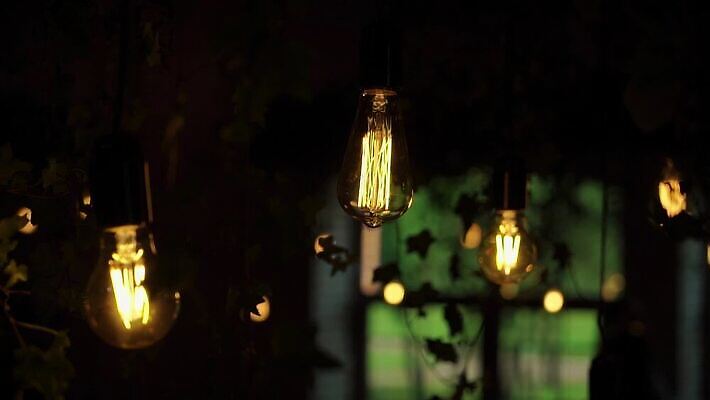 줄 결혼 전구 휴가 조명 주택 매달리기 사람없음 장식 빛 노란색 파티 축제 화환 황혼 모임 수확 등불 램프 축하 야간 저녁 오브젝트 잔치 보케 빛망울 광 뒤뜰 텅스텐 MOV 해외동영상 클립영상 자연요소 꽃 컬러 컨셉 농업 모션 이벤트 건물 일몰 원소 동영상 파일형식