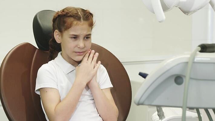 라이프스타일 손 여자 어린이 상의 가족 탁자 건강 병원 한명 미소 앉기 알약 약 어둠 고통 의사 흰색 가운 치아 질병 피부 만족 치과의사 추천 방문 문제 포니테일 돌봄 조언 치료사 치통 4K MOV 해외동영상 클립영상 직업 1 헤어스타일 옷 감정 컬러 가구 의학 관계 모션 표정 사람 생활 신체부위 의료진 소화기관 동영상 파일형식