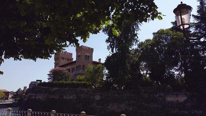 외관 유럽 문화 벽 여행 건축양식 하늘 벽돌 미술 사람없음 야외 건물 초록색 물 파란색 강 조각상 탑 이탈리아 궁전 골동품 도시 성 중세 역사 정사각형 베네치아 지역 타운 랜드마크 옛날 4K MP4 해외동영상 클립영상 자연요소 도형 건축물 건축 나라 컬러 고건축 문화예술 조형물 동영상 파일형식