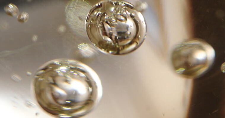 스튜디오촬영 모양 디자인 파도 컬러 백그라운드 패턴 와인잔 유리 추상 주류 실내 미술 사람없음 장식 물 빛 반사 노란색 환경 디지털 와인 거품 흰색 바 액체 닫기 질감 유리그릇 고립 브랜디 신맛 위스키 효과 4K MOV 해외동영상 클립영상 자연요소 그릇 음료 바다 무늬 술잔 모션 재질 문화예술 내부 맛 동영상 파일형식