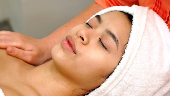 직업 라이프스타일 손 여자 얼굴 신체 모션 휴식 건강 한명 사람 동양인 성인 수건 뷰티 머리 상점 스파 화장품 촉촉함 흰색 마사지 오픈 미용사 피부 크림 로션 목 테라피 거짓말 돌봄 안마사 타격 4K MOV 해외동영상 클립영상 1 컬러 컨셉 인종 생활 신체부위 위생용품 젖음 동영상 파일형식