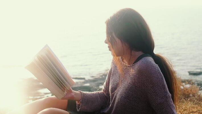 라이프스타일 긴머리 여자 바다 청소년 휴식 갈색머리 한명 사람 앉기 동양인 성인 취미 야외 옆모습 아웃포커스 책 가로 캐주얼 독서 여행객 다이어리 맑음 잡기 미녀 명승지 여자만 여자한명만 성인여자한명만 성인만 카피스페이스 4K MOV 해외동영상 클립영상 1 헤어스타일 옷 뷰포인트 컨셉 모션 날씨 촬영기법 인종 풍경 생활 사무용품 공백 미인 동영상 성인여자만 파일형식