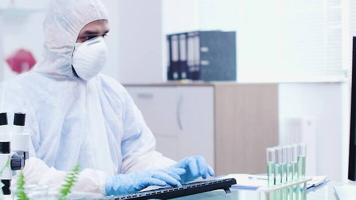 식물 직업 1 교육 산업 과학 잎 자연 노동자 현미경 실험 작업복 가면 사람 사람없음 초록색 장비 시험 성장 흰색 작업 실험실 보호 생명공학 연구원 과학자 확인 대학교 생물학 공학 내추럴 묘목 유전 유전자변형 4K MOV 해외동영상 클립영상 나무 옷 컬러 컨셉 의학 학교 실험기구 생태계 동영상 학자 파일형식