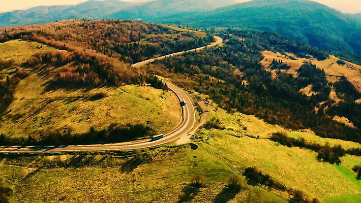 유럽 산업 도로 교통수단 컬러 여행 교통시설 자연 산 안테나 파노라마 사람없음 목재 빛 봄 트럭 화물 시골 고속도로 숲 스위스 언덕 상업 알프스 짐차 산악지대 항공촬영 드론 루트 방법 우크라이나 4K MOV 해외동영상 클립영상 나무 계절 나라 길 뷰포인트 교통 재료 통신 자동차 촬영기법 운송업 시설 생태계 동영상 파일형식