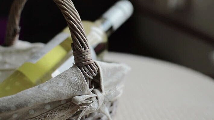 전통 음료 자연 탁자 선반 종류 사람없음 목재 장식 소풍 노란색 바구니 와인 수확 시골 알코올 그늘 신비 컨테이너 물개 삼베 묘사 유기농 수납 망사 식민지 옛날 지하실 핸드메이드 MOV 해외동영상 클립영상 나무 웰빙 산업 컬러 가구 컨셉 농업 재료 포유류 주류 야외활동 바다동물 직물 생태계 동영상 파일형식 천_직물