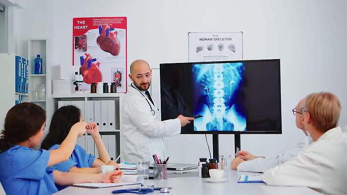 직업 과학 회의 설계 직장 엑스레이 실내 건강 병원 대화 설명 서기 앉기 치료 컴퓨터 약 디지털 모니터 방 간호사 의사 가리킴 타이핑 기록 작업 책상 분석 보여주기 돌봄 서류판 프로그램 브레인스토밍 4K MOV 해외동영상 클립영상 가구 컨셉 회사 비즈니스 의학 모션 말하기 손짓 내부 전자제품 사무용품 의료진 동영상 파일형식