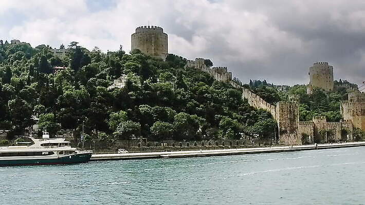 나무 외관 유럽 아시아 벽 바다 여행 건축양식 자연 하늘 이스탄불 풍경 사람없음 건물 물 여름 파란색 도시풍경 탑 봄 골동품 도시 중세 역사 재산 보호 칠면조 랜드마크 보스포루스 옛날 제국 콘스탄티노플 MOV 튀르키예 해외동영상 클립영상 자연요소 식물 건축물 계절 건축 나라 컬러 컨셉 조류 금융 생태계 동영상 파일형식