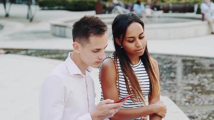 커플 응시 흑인 데이트 가족 관계 앉기 야외 두명 스마트폰 분노 도시 다인종 그만 4K MOV 해외동영상 클립영상 서양인 시선 감정 모션 사람 인종 핸드폰 스마트기기 동영상 파일형식