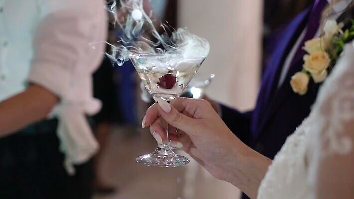 백인 손 여자 기념일 남자 음료 결혼 와인잔 응원 유리 성공 휴가 기념 주류 사람 이벤트 성인 파티 식당 와인 축제 흰색 축하 알코올 잡기 칵테일 바 생일 액체 샴페인 토스트 유리그릇 메를로 양조장 스플래쉬 MOV 해외동영상 클립영상 서양인 그릇 빵 컬러 컨셉 술잔 모션 재질 신체부위 상점 동영상 파일형식