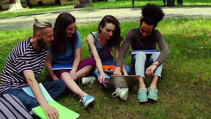 학생 라이프스타일 공원 교육 남자 행복 휴식 함께함 대화 미소 사람 앉기 소년 여러명 20대 야외 스터디 청춘 정원 공책 우정 그룹 대학교 다민족 단절 4K MP4 해외동영상 클립영상 공공시설 감정 어린이 다수 컨셉 학교 모션 문구용품 표정 말하기 청년 생활 친구 학습 동영상 파일형식