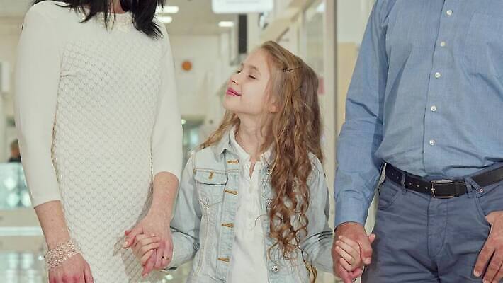 라이프스타일 커플 딸 행복 어린이 통신 가족 엄마 남편 휴가 함께함 사랑 미소 세명 부모 판매 세일 상점 손잡기 아내 아빠 구매 쇼핑몰 신학기 주말 소매 매각 유대감 4K MOV 해외동영상 클립영상 감정 컨셉 관계 모션 표정 사람 생활 쇼핑 동영상 파일형식