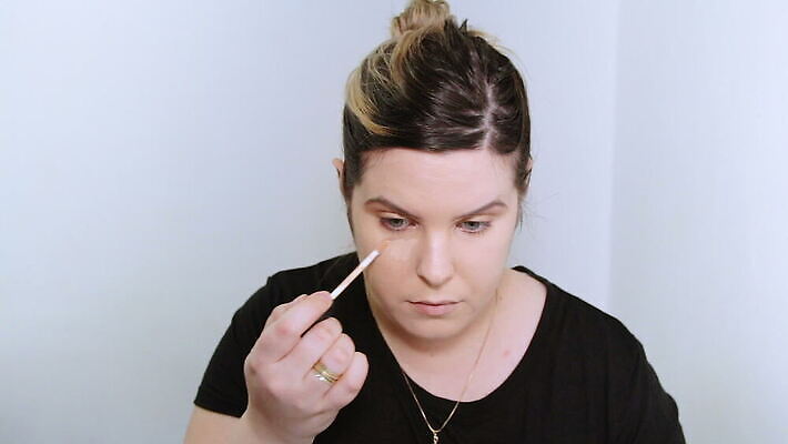 백인 모델 직업 응시 여자 얼굴 백그라운드 한명 사람 성인 뷰티 유행 카메라 화장품 거울 흰색 붓 화려 우아함 가루 눈썹 속눈썹 볼터치 피부 입술 마스카라 윤곽 예술가 아이섀도 내추럴 넣기 방법 아이라이너 연지 스타일 신청 MOV 해외동영상 클립영상 서양인 1 시선 컬러 컨셉 모션 신체부위 전자제품 화장 동영상 파일형식