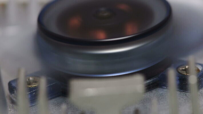 산업 백그라운드 날개 부분 사람없음 빨간색 전자제품 컴퓨터 금속 힘 침묵 장비 추위 흰색 뜨거움 부채 은색 플라스틱 싱크대 정사각형 지느러미 온도 직사각형 모터 국회 구리 냉각기 라디에이터 옛날 줄이기 중고 프로세서 하드웨어 4K MOV 해외동영상 클립영상 도형 컬러 모션 재질 소리 원소 개수대 동영상 파일형식