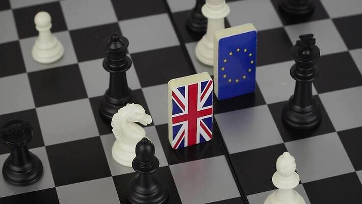 손 유럽 컨셉 관계 협력 영국 잉글랜드 협상 사람 사람없음 글로벌 유로 게임 깃발 체스 선택 계획 대표 토론 강의 투표 심볼 싸움 체스판 도미노 떠남 외교 위기 유럽연합 응답 전국 정부 정치 정치가 회원 4K MP4 해외동영상 클립영상 직업 나라 돈 비즈니스 모션 놀이 신체부위 선거 동영상 파일형식