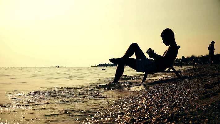 라이프스타일 실루엣 바다 백그라운드 컨셉 휴가 휴식 사람 앉기 성인 사람없음 야외 책 물 독서 햇빛 태양 황혼 일몰 저녁 장면 4K MP4 해외동영상 클립영상 자연요소 모션 촬영기법 생활 노을 야간 동영상 파일형식