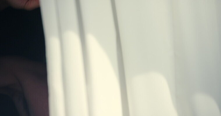 응시 창문 아침 영국 실내 한명 서기 미소 커튼 명상 서식스 4K MOV 해외동영상 클립영상 주간 1 시선 유럽 모션 표정 사람 내부 동영상 파일형식