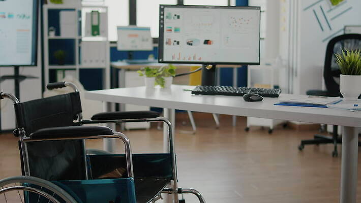 직업 디자인 회사 비즈니스 탁자 그래프 직장 사람없음 내부 금융 경제 빛 컴퓨터 글로벌 사무실 우주 디지털 모니터 자료 방 업무 작업실 책상 휠체어 상업 창업 감시 장애 소프트웨어 프로젝트 카피스페이스 비어있는 4K MOV 해외동영상 클립영상 가구 전자제품 공백 작업 자영업 동영상 파일형식