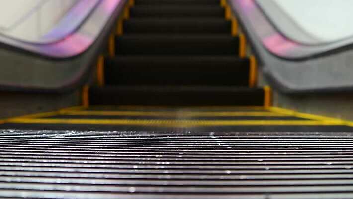 로우앵글 이동 컨셉 난간 모션 추상 바닥 실내 사람없음 계단 금속 기계 과학기술 도시 복도 터널 전철 역 발자국 자주색 엘리베이터 네온 리프트 에스컬레이터 정비공 공학 라일락 단계 방법 자동 지속성 직진 철강 터미널 4K MP4 해외동영상 클립영상 교육 꽃 길 육상교통 뷰포인트 컬러 무늬 교통시설 자국 재질 대중교통 기술 내부 기술자 동영상 파일형식