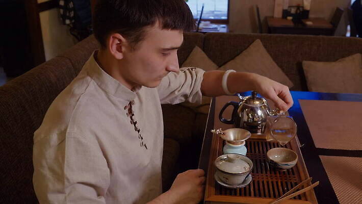 전통 손 아시아 문화 음료 주류 한명 동양인 컵 물 일본 중국 화목 뜨거움 사발 의식 붓기 맛 씻기 녹차 준비 냄새 아로마 서빙 동쪽 주인 내추럴 우롱차 전국 정중 투입 4K MOV 해외동영상 클립영상 자연요소 1 식기 나라 컨셉 모션 사람 인종 신체부위 차_음료 청결 사기그릇 방향 동영상 파일형식