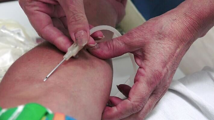 손 남자 캠페인 과학 실내 건강 병원 주사기 치료 약 고통 환자 바늘 혈액 수술 실험실 분석 튜브 주사약 팔 획득 히스패닉 정맥 기부 돌봄 살균 4K MP4 해외동영상 클립영상 감정 컨셉 의학 의료기기 모션 실험 사람 내부 신체부위 도구 혈관 동영상 파일형식