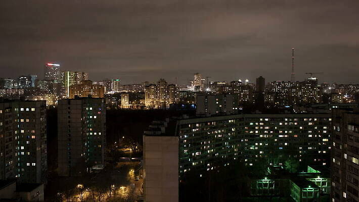 응시 조명 안테나 풍경 사람없음 건물 하이앵글 도시풍경 어둠 새벽 도시 야간 러시아 각도 장면 장노출 스카이라인 모스크바 수평선 타임랩스 MOV 해외동영상 클립영상 자연요소 건축물 시선 유럽 뷰포인트 통신 촬영기법 동영상 파일형식