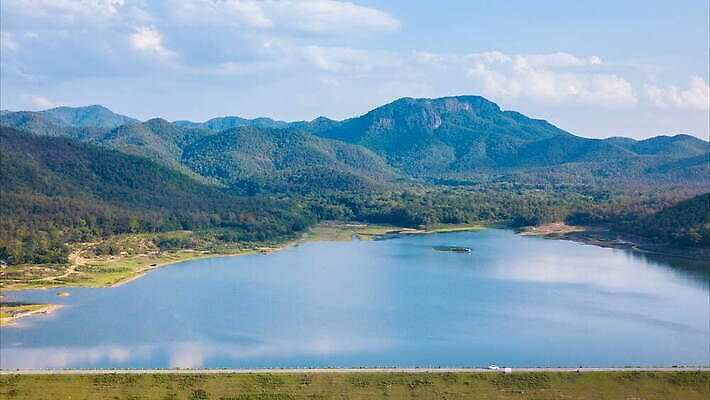 나무 계절 아시아 지구 호수 백그라운드 이동 자연 바람 날씨 산 안테나 경사 사람없음 물 강 반사 계곡 시골 저수지 연못 숲 수분 댐 당구 장면 석호 내추럴 넘어짐 드론 4K 타임랩스 MOV 해외동영상 클립영상 자연요소 식물 공공시설 나라 컨셉 통신 모션 촬영기법 구기 생태계 동영상 파일형식