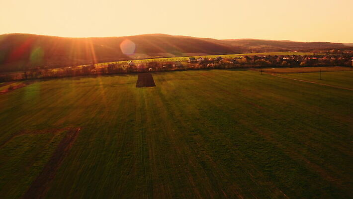 계절 컬러 밭 농업 자연 산 안테나 사람없음 야외 초록색 빛 컬러풀 햇빛 태양 농장 농경지 마을 일출 환경 계곡 맑음 일몰 봄 광선 시골 숲 땅 장면 내추럴 항공촬영 드론 밭일 수평선 4K MOV 해외동영상 클립영상 자연요소 산업 뷰포인트 통신 날씨 노을 생태계 동영상 파일형식