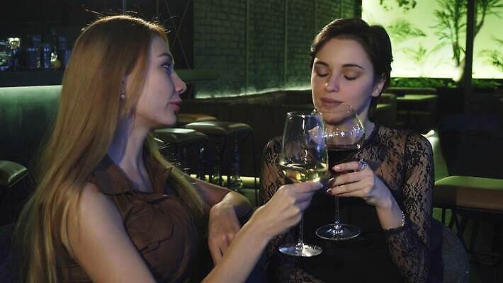 라이프스타일 여자 행복 감정 문화 음료 통신 휴가 휴식 기념 실내 웃음 소녀 두명 친구 청춘 파티 식당 와인 축제 우정 활발 만남 축하 표현 알코올 바 저녁 계산대 클럽 건배 토스트 주말 4K MOV 해외동영상 클립영상 어린이 빵 컨셉 관계 주류 표정 사람 이벤트 내부 생활 상점 야간 동영상 파일형식