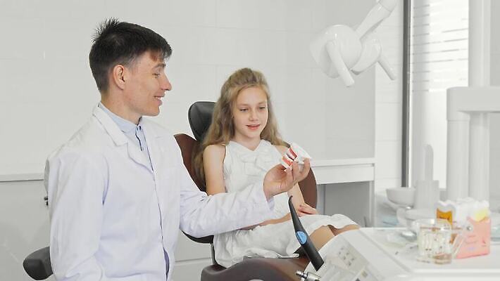 직업 남자 어린이 가족 건강 치과 병원 두명 치료 약 장비 환자 의사 도구 업무 체험 입 구멍 치아 서비스 부식 치과의사 약속 보험 돌봄 위생관리 치통 4K 구강학 MOV 해외동영상 클립영상 컨셉 의학 관계 모션 관리 사람 신체부위 의료진 작업 소화기관 질병 동영상 파일형식